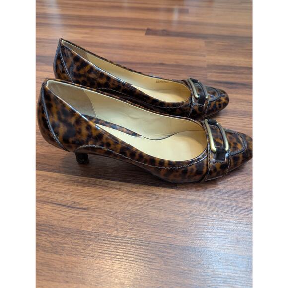 Cole Haan Patent Leather Kitten Heel Pumps- Size 8.5 B Leopard Print Gold Buckle - Picture 2 of 8
